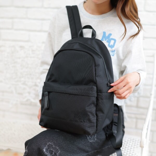 オールブラックシンプルロゴ リュック | マリークワント(MARY QUANT