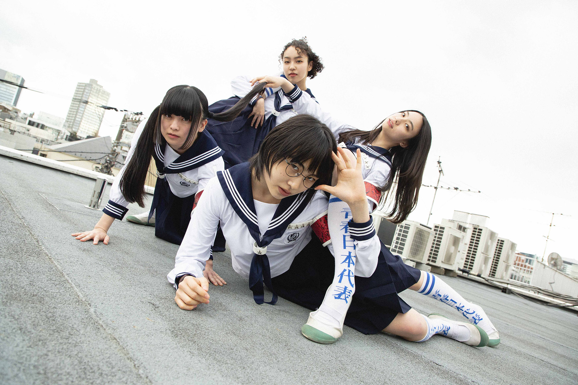 新しい学校のリーダーズは「はみ出すこと」を厭わずまっしぐらに前へと