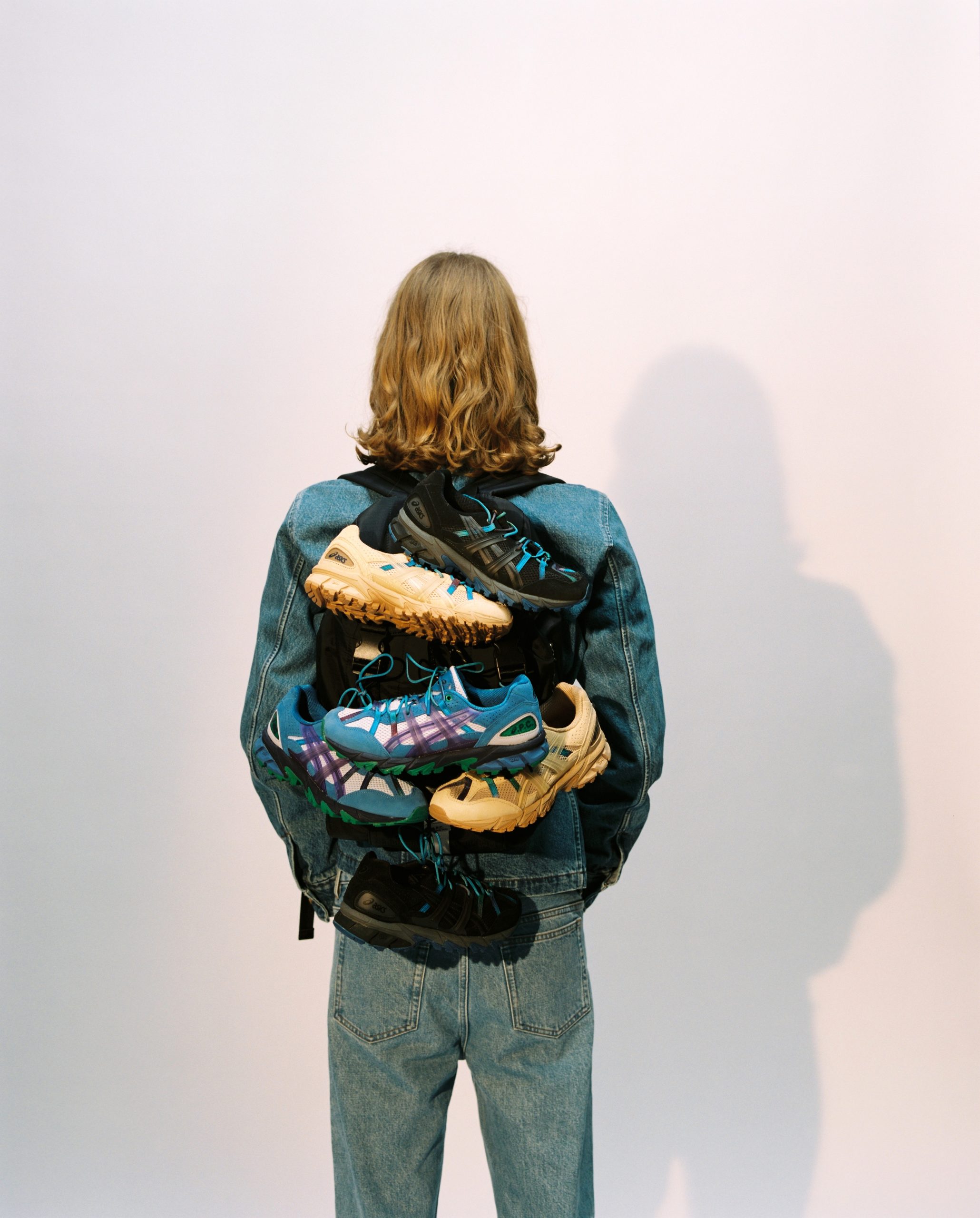 A.P.C.」と「アシックス」のコラボスニーカー発売 - TOKION