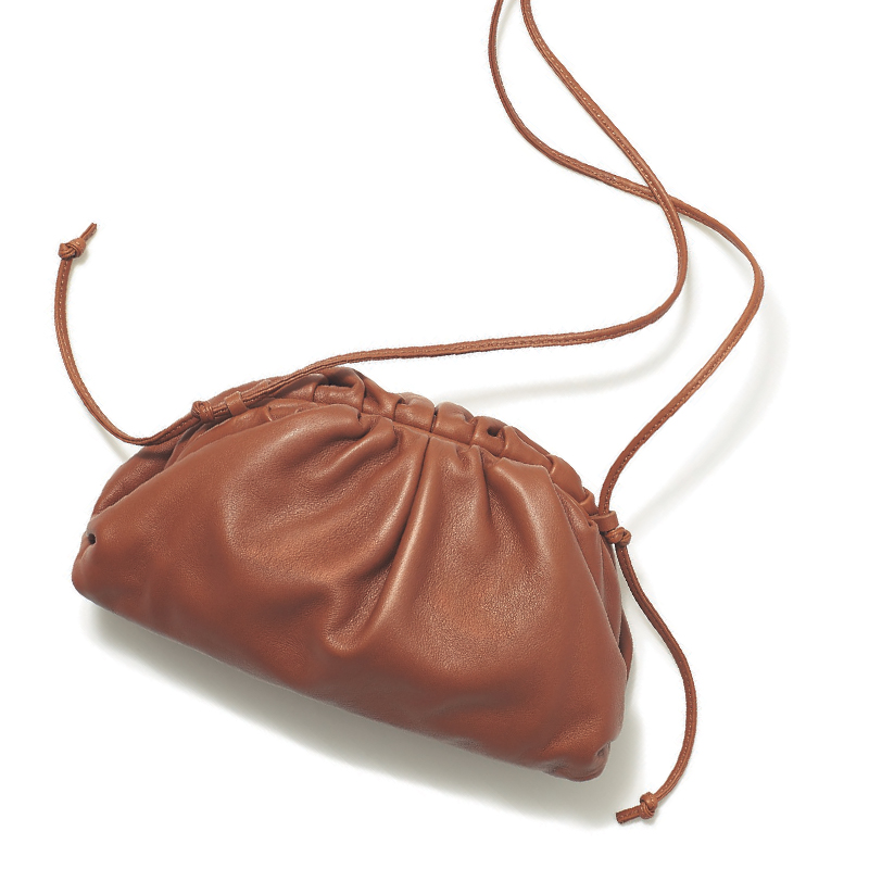 モデル東原亜希さん「ボッテガのザ・ポーチ」の中身は？｜小バッグの