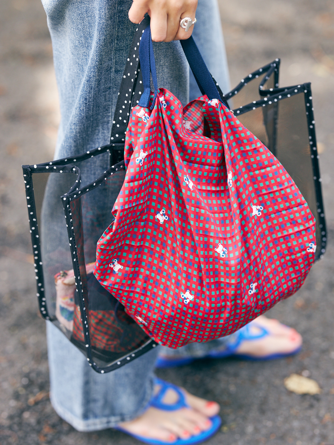 バッグの中身は「ファミリア」＆「フェイラー」！人気の秘密は？＜SNAP