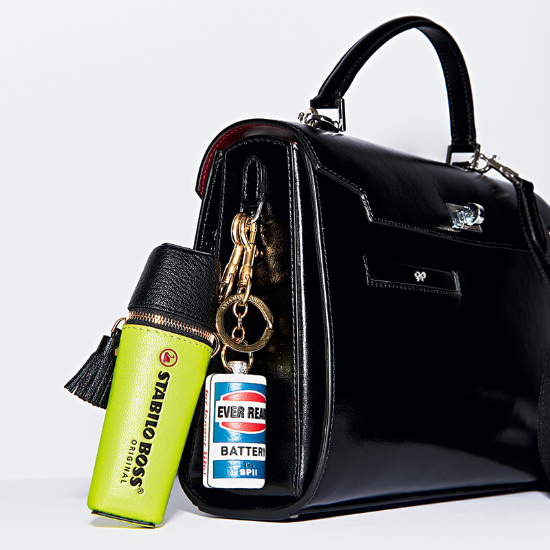 アニヤ・ハインドマーチ】新名品バッグは“チャーム盛り”でポップに持ち