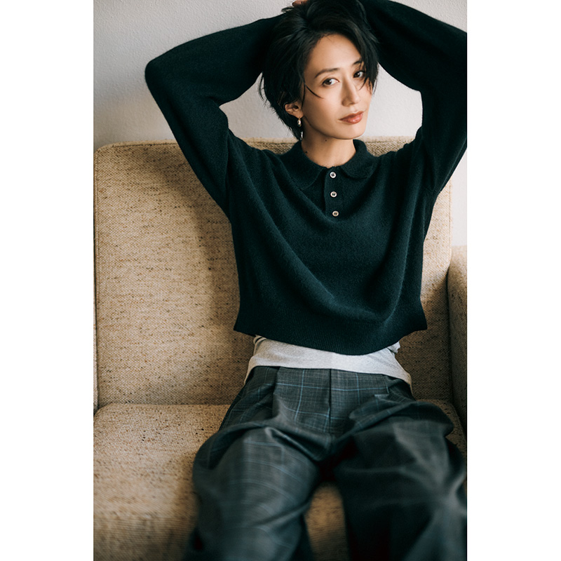 カジュアル上手”な『黒ニット』2選！ポロ＆カーデでモノトーンを更新