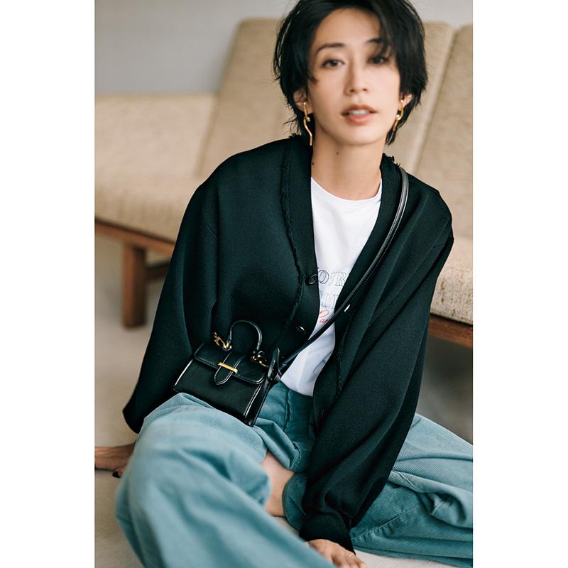 カジュアル上手”な『黒ニット』2選！ポロ＆カーデでモノトーンを更新