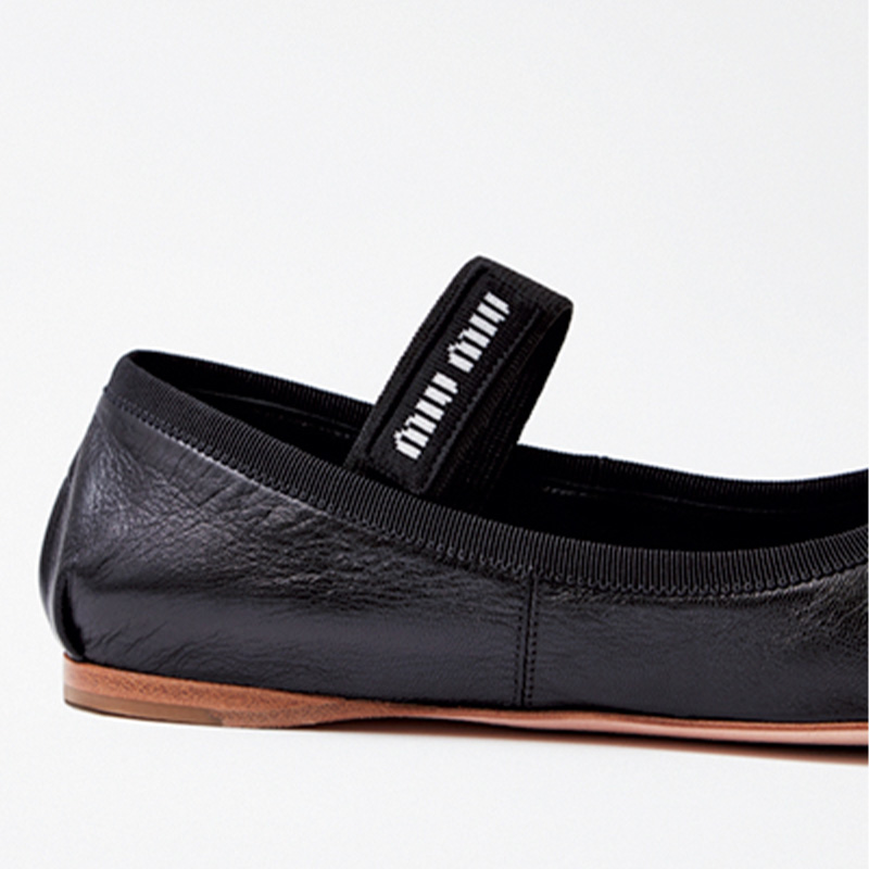 ママの足元に新星【ミュウミュウ】の『バレエシューズ』がクラシカルで