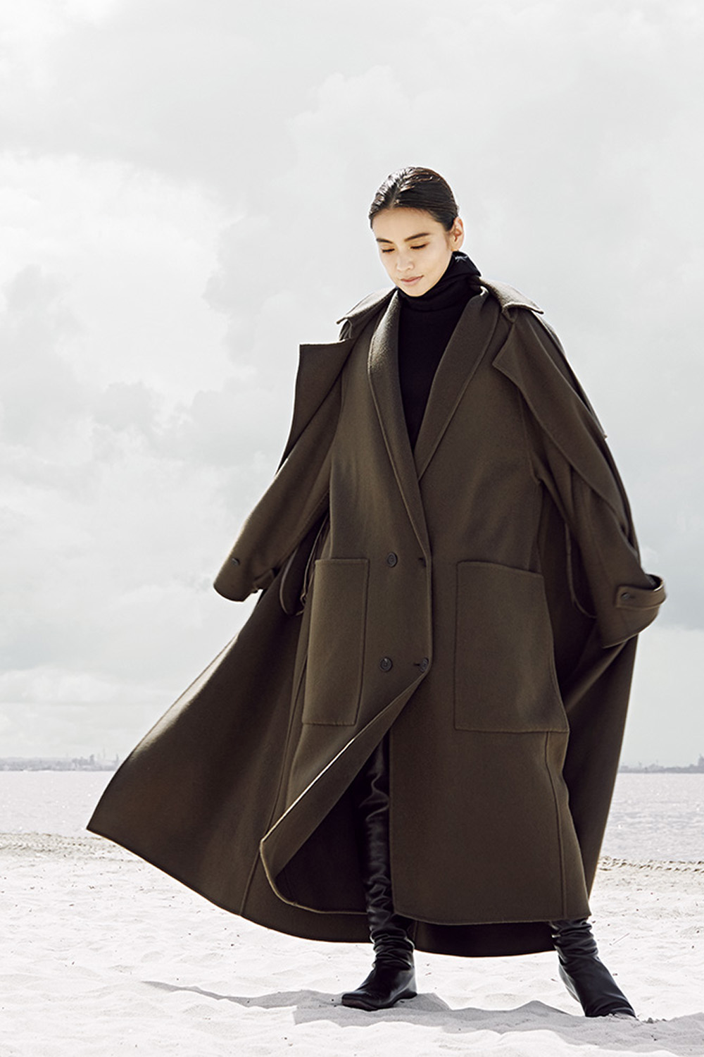 滝沢眞規子さんが着る、ザ・ロウのビッグシルエットコート | VERY NaVY