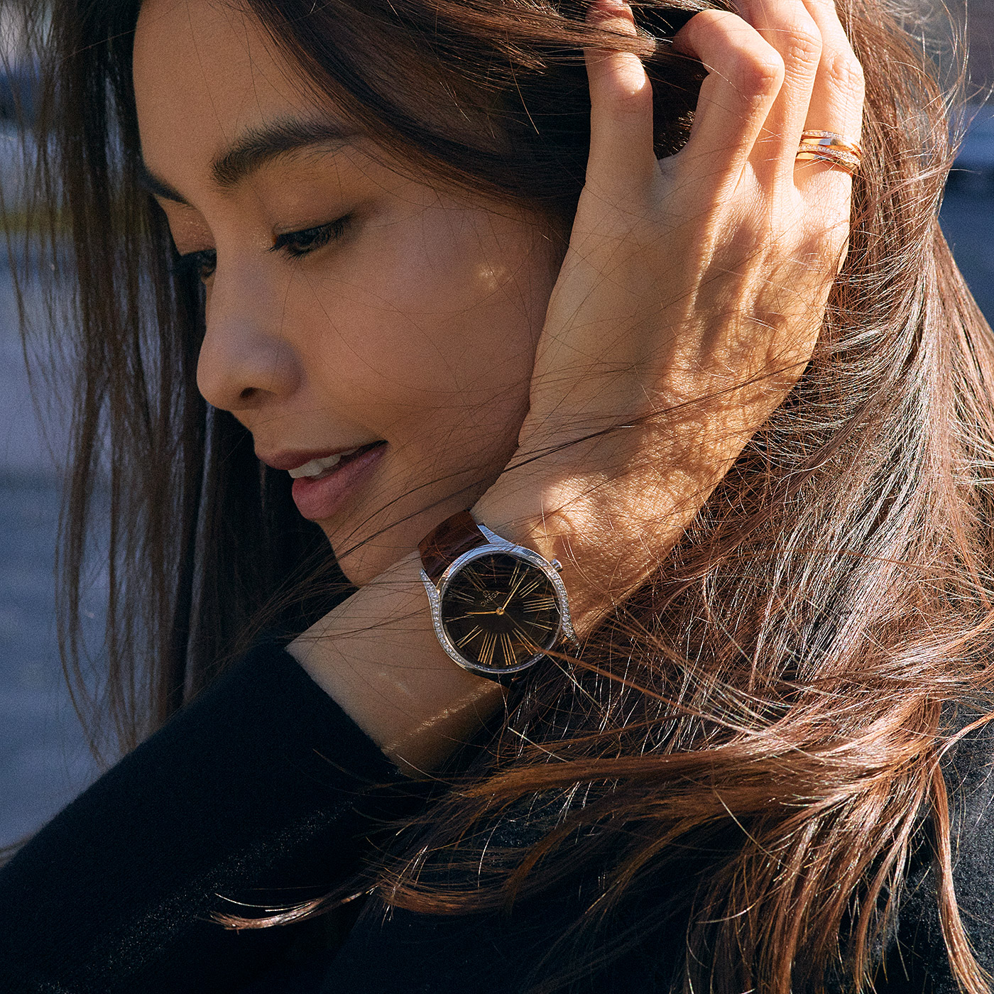 滝沢眞規子さん「ビッグフェイスウォッチ」の女らしいつけ方 | VERY NaVY