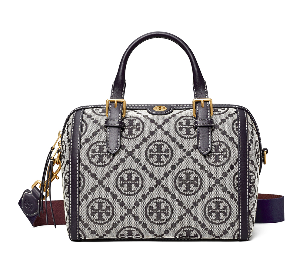 差し色より差し柄が大人！トリー バーチの「Tモノグラム バレルバッグ