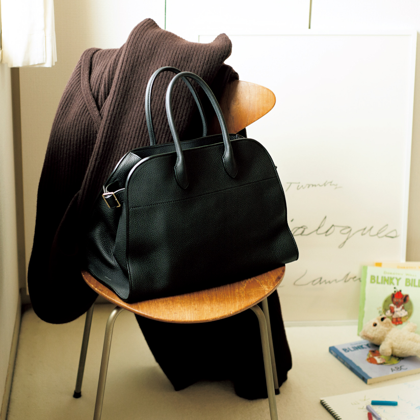 THE ROW】鉄板バッグは『マルゴー 15』の黒！大人の黒名品 | VERY