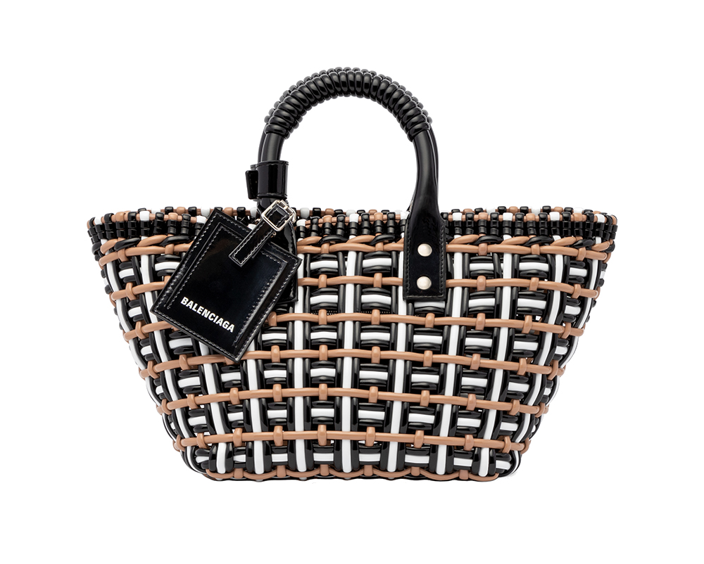 この春、バレンシアガのバッグは〝抜け感〞スパイスに活躍中 | VERY NaVY