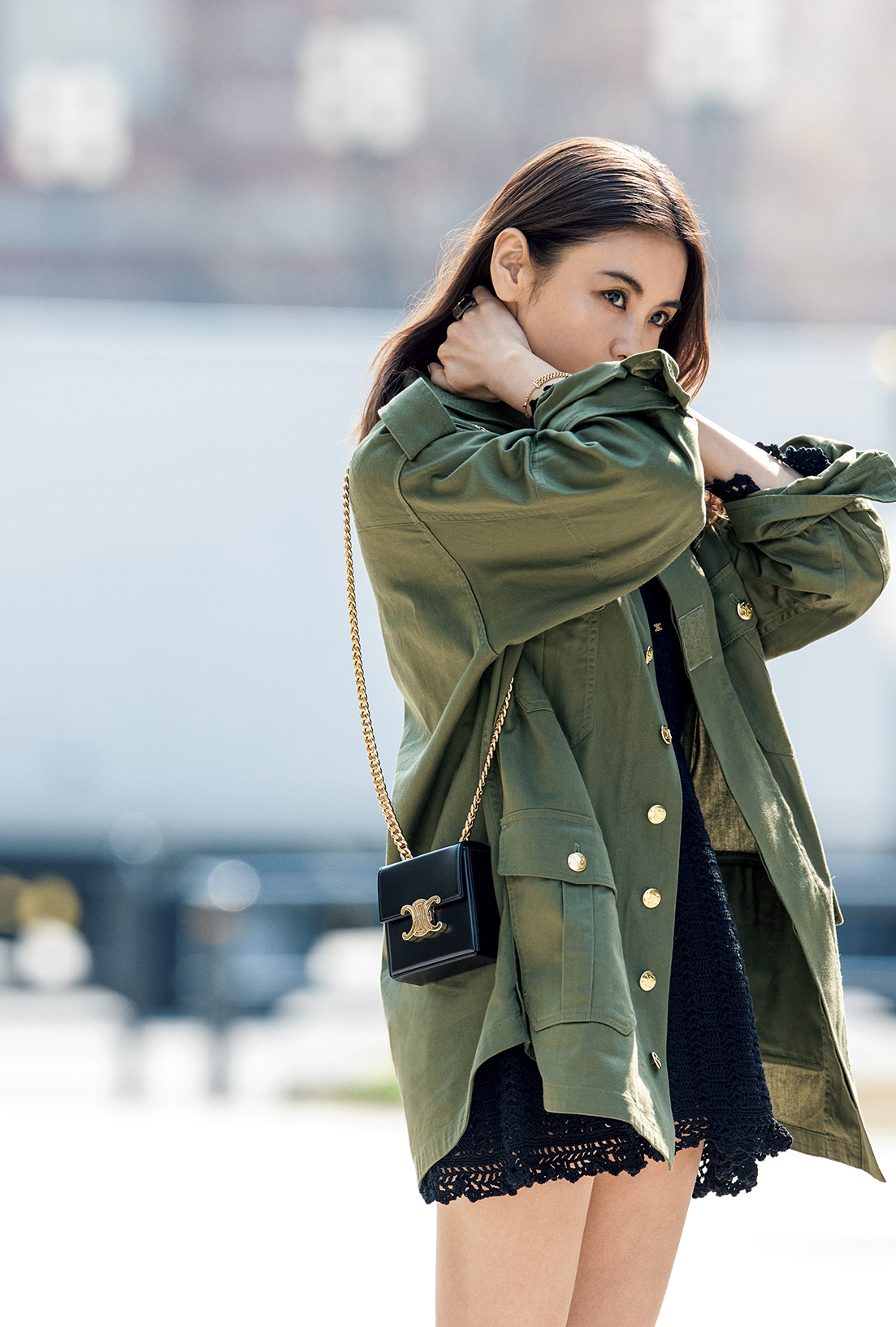 滝沢眞規子流「TOKYOスタイル」4選【バッグが主役】 | VERY NaVY