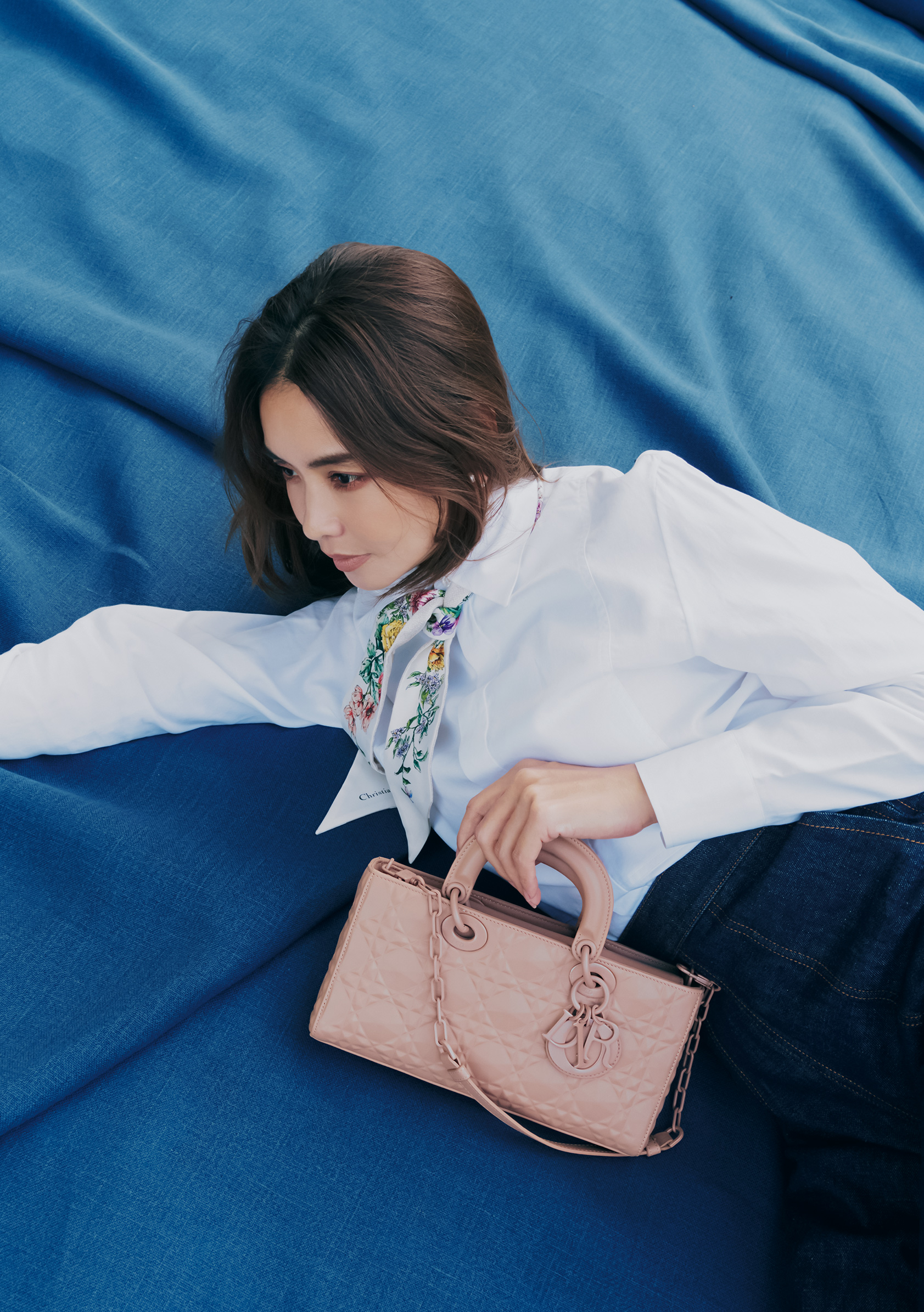 手にした瞬間“レディ”が宿る。大人の【最愛バッグ】 | VERY NaVY