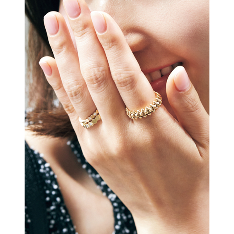 カルティエのクラッシュ】実は甘辛どちらもハマる！オシャレな手元