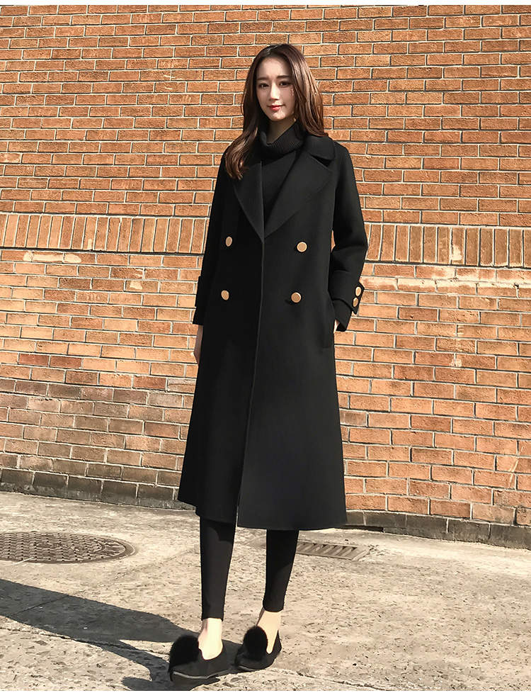 金ボタンのダブルチェスターコート トレンド シンプル ゆったり 金