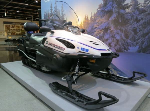 ロシア国旗カラー！ソチ五輪の公式スノーモビルがヤマハ発の展示施設で