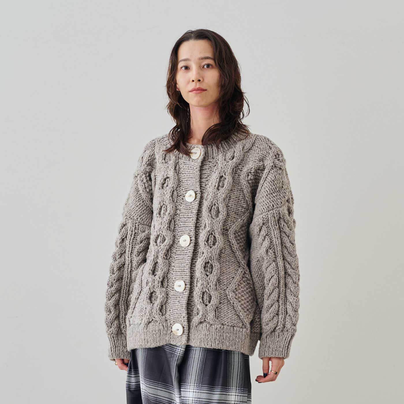 MEDE19F ペルーで手編みされたケーブルニットカーディガン〈グレージュ