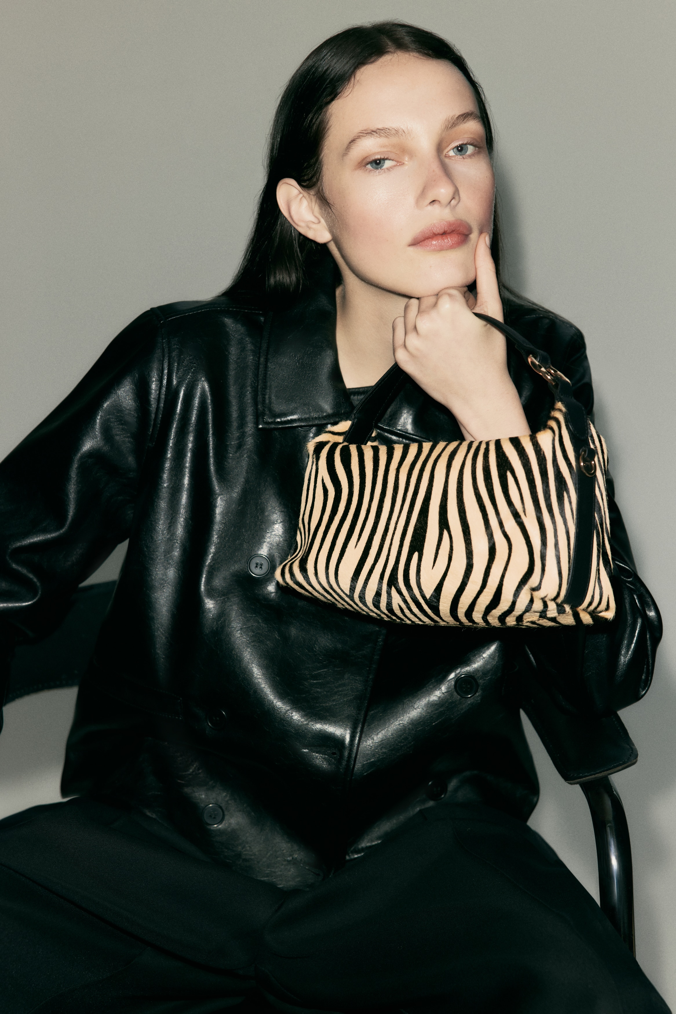 レザークロスボディバッグ - ブラック／ゼブラライク - レディース