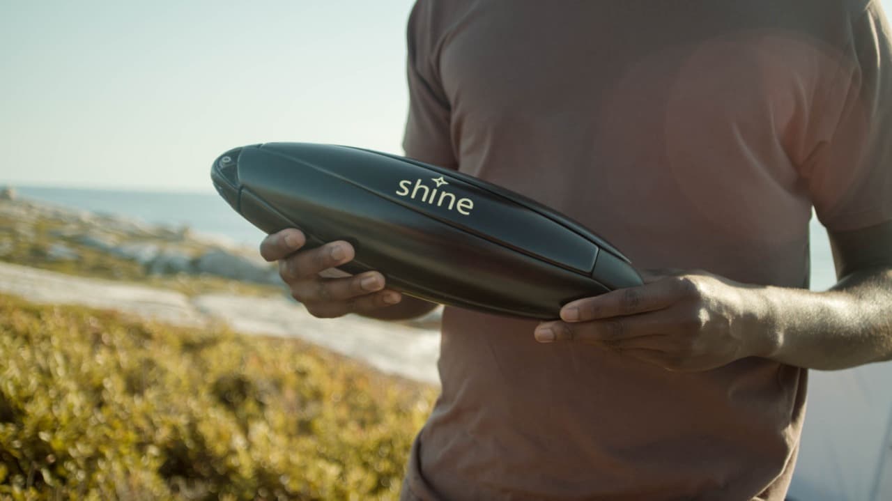 キャンプ用風力発電機「Shine」 重さ1.4kgでバックパックに入れて