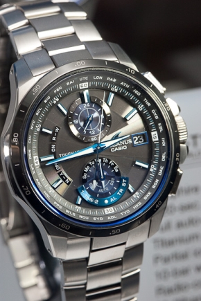 光によって表情を変える文字盤の深い青――オシアナス「OCW-T1000D