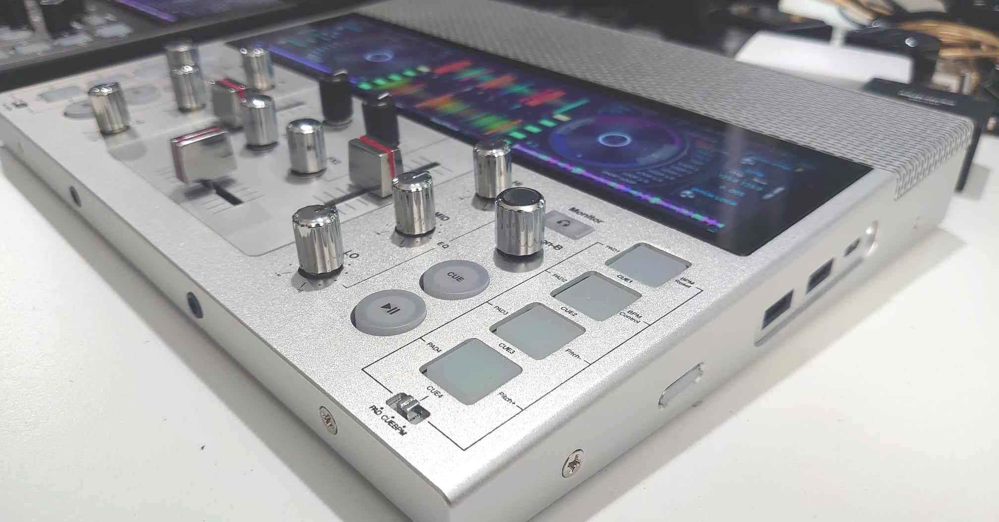 薄くて小型で液晶は美麗 唯一無二の「ポータブルDJデバイス」を開発