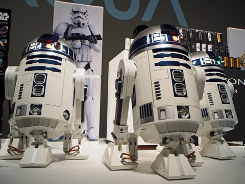 等身大「R2-D2」冷蔵庫に、缶1本を冷やすダース・ベイダーのマスクも