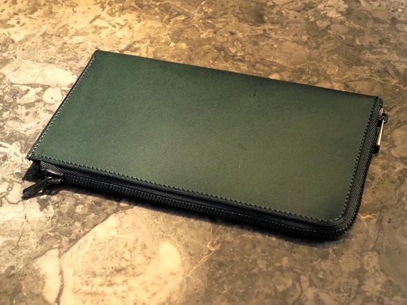 コンパクトな財布の宿命、「どう閉じるか問題」に驚きのアイデアで挑ん