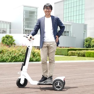 ホンダ、“転びづらい”電動キックボード「Striemo」を年内発売 「靴を