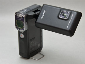 撮っても楽しい見ても楽しい、プロジェクター搭載 防水ハンディカム