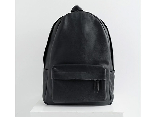 シンプルで使いやすいデザインの「黒レザーリュック・バックパック