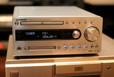 耳触りの良い“素直な音”――ケンウッド「R-K700」：レビュー：上質な机上