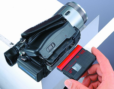 ハイビジョンを当たり前に――ソニー、18万円のHDビデオカメラ「HDR-HC1