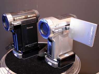 高画質追求のための“3つのCMOS”――ソニー、新ハンディカム（1/2 ページ