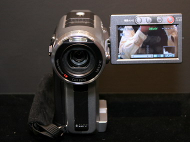 高画質追求のための“3つのCMOS”――ソニー、新ハンディカム（1/2 ページ