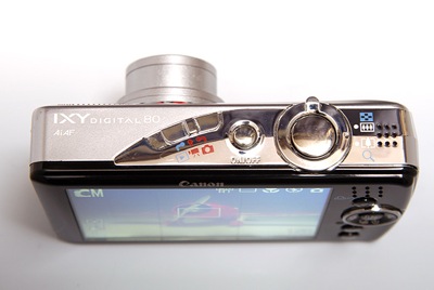 安心感がウリの大画面デジカメ――キヤノン「IXY Digital 80」：レビュー