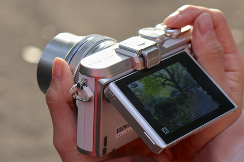 最強の“自撮り”ミラーレス!? カッコ良く進化したオリンパス 「PEN E