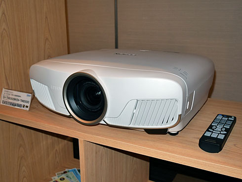 4Kもワイヤレス！ エプソンが初の4K/HDR対応プロジェクター「EH-TW8300