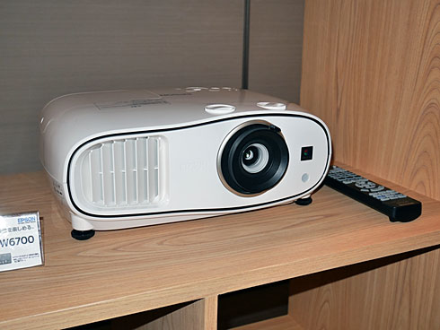 Bluetoothで音声を出力できるプロジェクター、エプソン「EH-TW6700/W