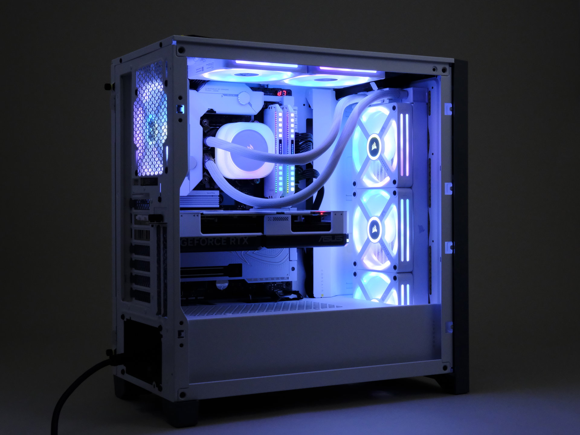 これが自作PCの未来か ケーブル1本でPCパーツを制御できるCorsair