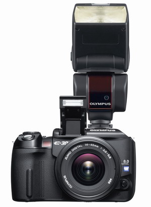 オリンパス、普及価格帯のデジタル一眼レフカメラ「E-300」を発表