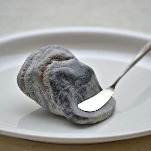 石なのにやわらかそうな質感が信じられない！脳内がバグるアート