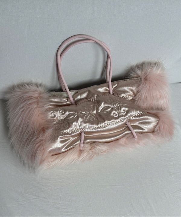 MUSINSA公式 | SCULPTOR Fluffy Slouchy Satin Bag Coral Beige/Pink
