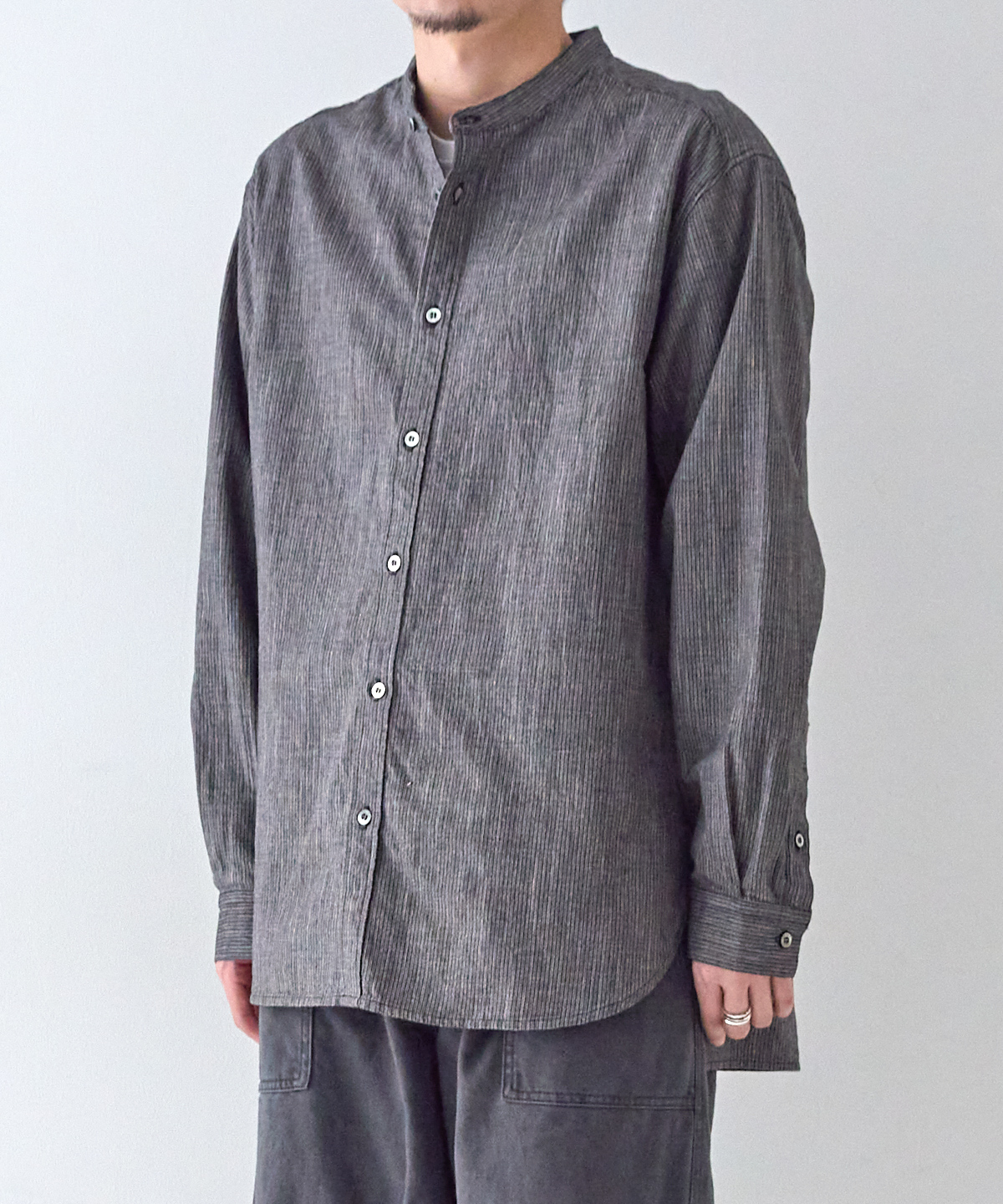 先染めコットン 杢ストライプ バンドカラーシャツ｜nest Robe