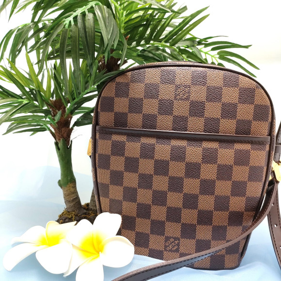 普段使いしやすく、色んなコーデに合わせやすいLOUIS VUITTON ダミエの