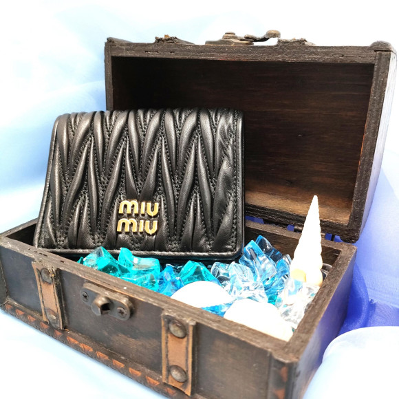 上品で大人かわいいお財布♡ MIUMIU マテラッセレザー折り財布