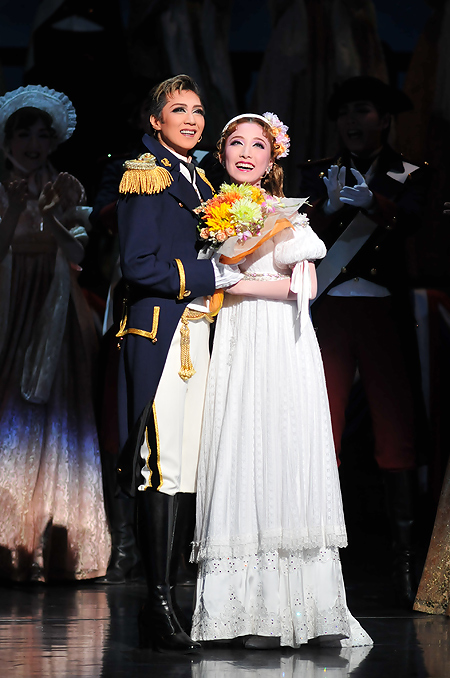 緊張感漂う復讐劇、宝塚宙組『モンテ・クリスト伯』が開幕