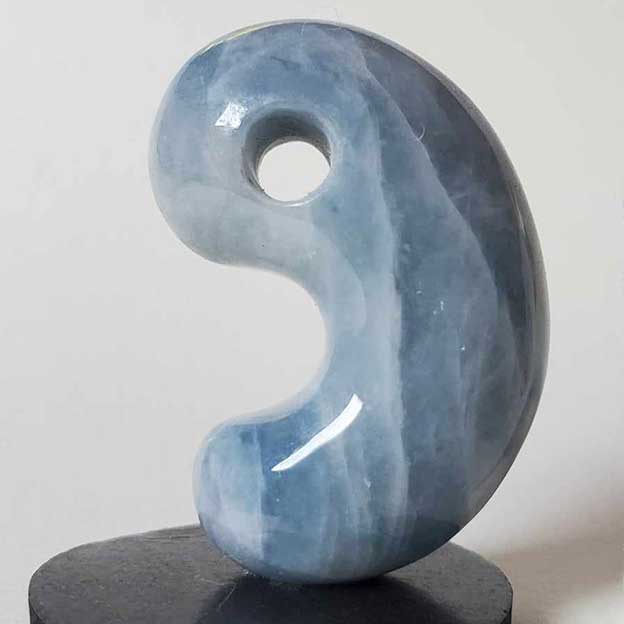 230727-02 入りコン沢翡翠勾玉 | 姫川勾玉工房