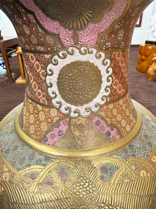 薩摩焼 金彩色絵 人物図飾り壺 【商品番号m-st003】