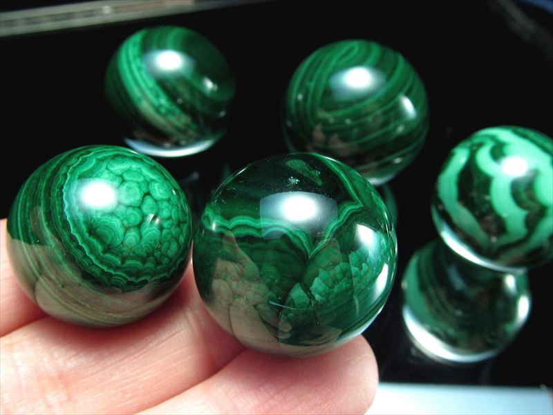 流動的な模様くっきり【マラカイト（孔雀石）丸玉】直径約20mm-22mm