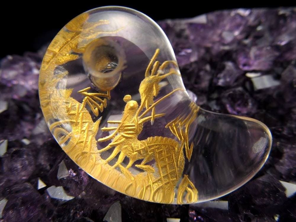 ○1個売り 縦約30mm×横約19mm 龍 金彫り水晶勾玉(まがたま) 天然石