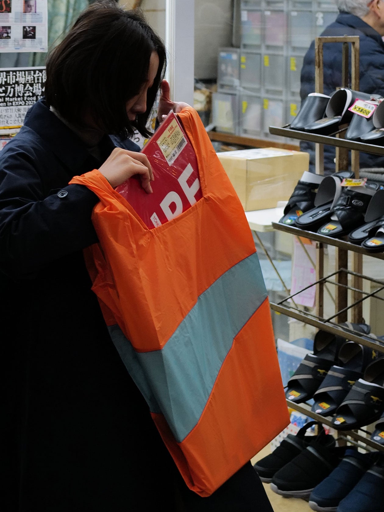 スーザンベルゼロ　Lサイズ　エコバッグ　かばん 荷物が増えた時、背負って帰れるスーザンベルのエコバッグ。｜TOKYOlife